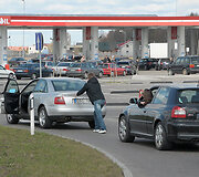 &Scaron;imtai, per brangiais degalais pasipiktinusių vairuotojojų, &scaron;e&scaron;tadienį įvairiuose Lietuvos miestuose savo automobiliais užkim&scaron;o degalines. 
