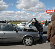 &Scaron;imtai, per brangiais degalais pasipiktinusių vairuotojojų, &scaron;e&scaron;tadienį įvairiuose Lietuvos miestuose savo automobiliais užkim&scaron;o degalines. 