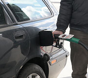 &Scaron;imtai, per brangiais degalais pasipiktinusių vairuotojojų, &scaron;e&scaron;tadienį įvairiuose Lietuvos miestuose savo automobiliais užkim&scaron;o degalines. 