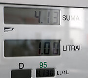 &Scaron;imtai, per brangiais degalais pasipiktinusių vairuotojojų, &scaron;e&scaron;tadienį įvairiuose Lietuvos miestuose savo automobiliais užkim&scaron;o degalines. 