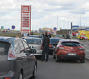 &Scaron;imtai, per brangiais degalais pasipiktinusių vairuotojojų, &scaron;e&scaron;tadienį įvairiuose Lietuvos miestuose savo automobiliais užkim&scaron;o degalines. 