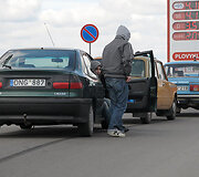 &Scaron;imtai, per brangiais degalais pasipiktinusių vairuotojojų, &scaron;e&scaron;tadienį įvairiuose Lietuvos miestuose savo automobiliais užkim&scaron;o degalines. 