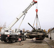 Tankas keliamas ant platformos