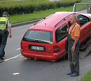 Du žmones partrenkusio automobilio vairuotojas sakė, kad jį apakino saulė