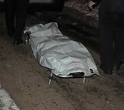 Nužudytosios kūnas i&scaron;gabenamas i&scaron; įvykio vietos