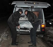 Nužudytosios kūnas i&scaron;gabenamas i&scaron; įvykio vietos