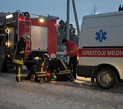 Ugniagesiai rūpinasi sužeistu jaunuoliu