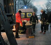 Ugniagesiai rūpinasi sužeistu jaunuoliu