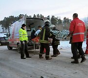 Ugniagesiai ir medikai rūpinasi sužeistu jaunuoliu
