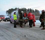 Ugniagesiai ir medikai rūpinasi sužeistu jaunuoliu