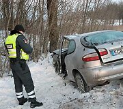 Policininkas apžiūri suniokotą automobilį &bdquo;Daewoo&ldquo;