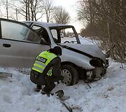 Policininkas apžiūri suniokotą automobilį &bdquo;Daewoo&ldquo;