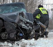 Policininkai apžiūri suniokotą automobilį &bdquo;Audi&ldquo;
