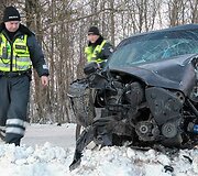Policininkai apžiūri suniokotą automobilį &bdquo;Audi&ldquo;
