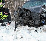 Policininkai apžiūri suniokotą automobilį &bdquo;Audi&ldquo;