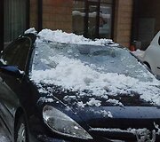 Rotundo g. krentantis sniegas apgadino automobilį