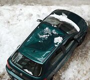Rotundo g. krentantis sniegas apgadino automobilį