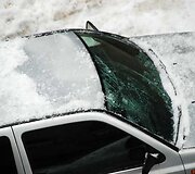 Rotundo g. krentantis sniegas apgadino automobilį