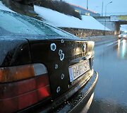 Pro &scaron;alį važiavusius žmones klaidino lipdukai, imituojantys kulkų žymes