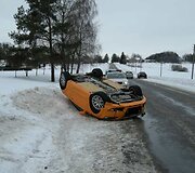 Apsivertęs automobilis