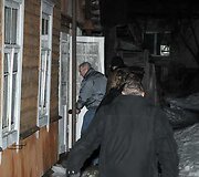 Tyrėjų komanda eina į namą, kuriame įvyko nelaimė