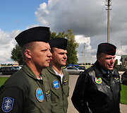 Majoras Marius Matulaitis (kairėje) ir vyr. leitenantas Povilas Stučka su Lietuvos KOP vadu generolu majoru Edvardu Mažeikiu