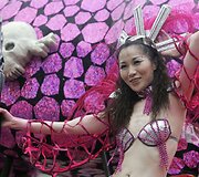 &Scaron;okėja pozuoja fotografams.