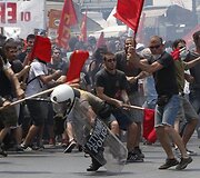 Protestuotojų ir pareigūnų susirėmimas