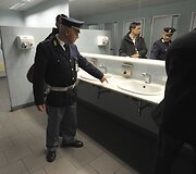 Įtartinas paketas buvo paliktas vyrų tualete.