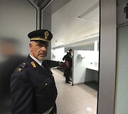 Įtartinas paketas buvo paliktas vyrų tualete.