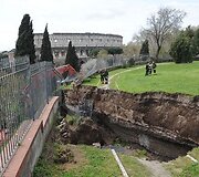 Įvykio vietoje dirba pareigūnai.