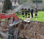 Įvykio vietoje dirba pareigūnai.