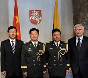 Kinijos Liaudies Respublikos ambasadorius Lietuvoje Mingtao Tongas, naujasis Kinijos gynybos ata&scaron;ė Lietuvai vyriausiasis pulkininkas WeiZhou, kadenciją baigęs vyrausiąsi pulkininkas Xuguang Yungas ir kra&scaron;to apsaugos viceministras Vytautas Umbrasas.