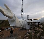 &Scaron;iuo metu vyksta Jėzaus statulos statybos darbai.