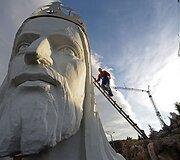&Scaron;iuo metu vyksta Jėzaus statulos statybos darbai.