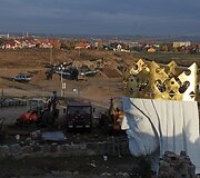 &Scaron;iuo metu vyksta Jėzaus statulos statybos darbai.