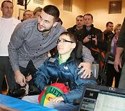 Lietuvos vyrų rinktinės lyderiui vaikai pademonstravo savo sugebėjimus ir įteikė tortą su 26-iomis žvakutėmis.