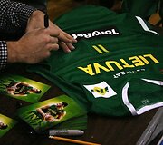 Lietuvos vyrų rinktinės lyderiui vaikai pademonstravo savo sugebėjimus ir įteikė tortą su 26-iomis žvakutėmis.