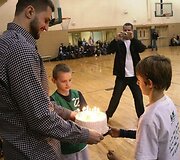 Lietuvos vyrų rinktinės lyderiui vaikai pademonstravo savo sugebėjimus ir įteikė tortą su 26-iomis žvakutėmis.
