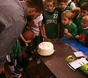 Lietuvos vyrų rinktinės lyderiui vaikai pademonstravo savo sugebėjimus ir įteikė tortą su 26-iomis žvakutėmis.