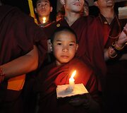 Tailandiečiai ir budistų vienuoliai viename Bankoko priemestyje meldėsi už Japonijos cunamio ir žemės drebėjimo aukas.
