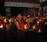Tailandiečiai ir budistų vienuoliai viename Bankoko priemestyje meldėsi už Japonijos cunamio ir žemės drebėjimo aukas.