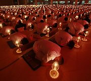 Tailandiečiai ir budistų vienuoliai viename Bankoko priemestyje meldėsi už Japonijos cunamio ir žemės drebėjimo aukas.