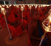 Tailandiečiai ir budistų vienuoliai viename Bankoko priemestyje meldėsi už Japonijos cunamio ir žemės drebėjimo aukas.