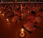 Tailandiečiai ir budistų vienuoliai viename Bankoko priemestyje meldėsi už Japonijos cunamio ir žemės drebėjimo aukas.