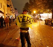 Demonstrantai Hamburge užtvėrė miesto gatves barikadomis ir padegė kelis automobilius. 