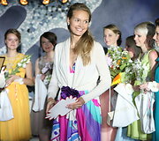 Jurgita Jurgutė su merginomis, papuo&scaron;tomis i&scaron;leistuvių suknelėmis