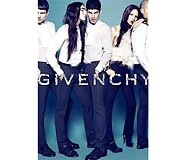 &bdquo;Givenchy&ldquo; mados namų reklaminės kampanijos nuotrauka. Antra i&scaron; de&scaron;inės - Lea T.