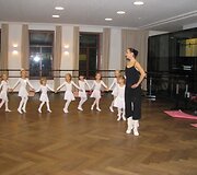 Eglė &Scaron;pokaitė su mažosiomis mokinėmis savo baleto mokykloje