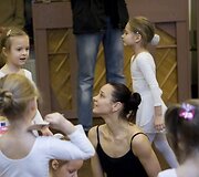 Eglė &Scaron;pokaitė su mažosiomis mokinėmis savo baleto mokykloje
